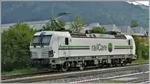 Rail Care Vectron 9185 4476 451-0 auf dem Dreischienengleis in Felsberg. (21.04.2020)