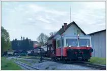X 626.205 der Stainzerbahn hat, wie Kollege Ferk schon gezeigt hat seine  Postkastlfarbe  verloren und einen neue Lackierung bekommen. Am 27.4.2020 war es auf der Stainzerbahn im Arbeitseinsatz und brachte von Stainz Schotter bis Kraubath. Die Aufnahme zeigt X 626.205, welcher sich im Privatbesitz befindet, bei der Ausfahrt aus dem Bahnhof Stainz.

SKL X626.205 war ursprünglich ein normalspuriges Fahrzeug, bis 2007 im Besitz der ÖBB mit Heimatbahnhof Schladming und war in Selzthal abgestellt. Auf 760 mm umgespurt ist X 626.205 seit Juli 2010 wieder betriebsbereit auf der Stainzerbahn im Einsatz.