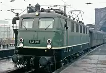 E41 295 mit Eilzug  Köln Hbf