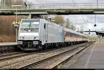 185 689-7 der Railpool GmbH, vermietet an die Wedler Franz Logistik GmbH & Co. KG (WFL), als RE 88671 (RE90) von Stuttgart Hbf nach Nürnberg Hbf, ersatzweise für die noch nicht einsatzbereiten Stadler FLIRT 3 XL der Go-Ahead Baden-Württemberg GmbH (GABW), steht im Bahnhof Backnang auf Gleis 4.
[11.3.2020 | 9:24 Uhr]