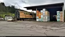 Der Holzverarbeitungsbetrieb Häussermann GmbH & Co. KG setzt beim Transport seiner Materialien auf die Schiene.
So gesehen, als beim Gleisanschluss des Bahnhofs Sulzbach(Murr) auf der Bahnstrecke Waiblingen–Schwäbisch Hall-Hessental (Murrbahn | KBS 785) ein Schiebewandwagen der Transwaggon AG mit Holzlatten zur Beladung bereitstand.
Aufgenommen von der Iltenberger Straße (öffentlich zugängliches Gelände).
(Smartphone-Aufnahme)
[11.3.2020 | 10:13 Uhr]