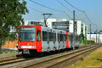 Nachdem 2301 vor einiger Zeit mit neuem Fahrmotorumrichter und der dazugehörigen Steuerung versehen worden ist und viele Test-Kilometer absolvieren konnte, befindet er sich jetzt im Liniendienst.
Der Umbau wurde nötig, da die Antriebssteuerungen der Serien 2200 und 2300 als Ersatzteil nicht mehr verfügbar sind. Es ist geplant alle Fahrzeuge der Serien 2300 auf die neue Steuerung umzubauen. Dadurch werden die noch funktionsfähigen alten Steuerungen der Serie 2300 frei und können so als Ersatzteile für die Serie 2200 verwendet werden, falls dies nötig wird.
Die neue Technik erzeugt ein völlig neues Antriebsgeräusch.
https://www.facebook.com/stadtbahnkoeln.de/videos/581692599369348/

2301 und 2251 kurz vor der Haltestelle  IKEA, Am Butzweilerhof  am 27.04.2020.