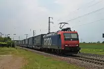 Am Mittag des 25.05.2019 fuhr Re 482 021-3 mit einem  LKW Walter -KLV (Novara Boschetto - Lübeck Skandinavienkai) südlich vom Haltepunkt Auggen über die KBS 703 durchs Rheintal in Richtung Freiburg (Breisgau).