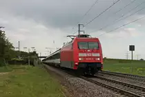Mit dem EC 6 (Interlaken Ost - Hamburg Altona) fuhr am Mittag des 25.05.2019 die 101 087-5 südlich vom Haltepunkt Auggen über die Rheintalbahn durchs Markgräflerland in Richtung Freiburg (Breisgau).