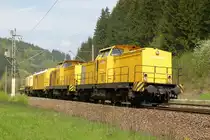 02. Mai 2012, Lok 293 008 der BahnbauGruppe führt bei Förtschendorf einen Kranzug die Frankenwaldrampe herunter. Die zweite Lok ist 293 011. ADtranz hat zwischen 1995 und 2002 59 Loks dieser Baureihe modernisiert. Sie erhielten die neue Bezeichnung BR 293. Die Modernisierung umfasst u.a. die Aufarbeitung von Lokrahmen, Vorbauten, Führerhaus und Strömungsgetriebe. Der alte KVD Motor wird gegen einen Caterpillar oder MTU Motor getauscht, die Druckluftanlage wird erneuert, ebenso die elektrische Steuerung. Neu ist eine hydraulisch angetriebene Kühlanlage. Optional ist auch eine Funkfernsteuerung möglich. Für 21 Loks wurden neue Betriebsbücher angelegt, da sich deren Herkunft nicht klären läßt.(Quelle: v100-online.de)