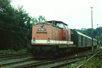 Das Foto entstand am 11. Oktober 1984 bei einem Besuch des Bahnhofs Hetzdorf bei Flöha. Der Zug fährt von Neuhausen ein. Lokgeschichte: 1968  Auslieferung an DR als V 100 080 und Indienststellung beim Bw Rostock. 1992 Umzeichnung in 201 080. 1997 Umbau auf Funkfernsteuerung. 1998 an DB AG, GB Ladungsverkehr. 2013 Ausmusterung im Bh Seddin. (Quelle: v100-online.de)