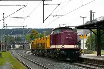01. Oktober 2019, Lok 207 271, die ehemalige DR 110 271, jetzt im Einsatz bei der PRESS, fährt mit einer Gleisbaumaschine in Richtung Lichtenfels durch den Bahnhof Kronach. Lokgeschichte: Indienststellung 04.09.1970 bei der DR als 110 271-4. 30.11.1985 Umbau in  112 271-2  im Bw Reichenbach (Vogtland). 14.12.2000 z-Stellung und am 15.01.2001 Ausmusterung in Cottbus. Seit 2019 Einsatz durch PRESS - Eisenbahn-Bau- und Betriebsgesellschaft Pressnitztalbahn mbH, Jöhstadt als 204 271-1  (Quelle: v100-online.de).