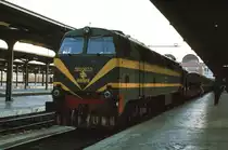 Die Diesellok 333 067 steht in Madrid Chamartin abfahrbereit mit dem Express 301  Puerta del Sol  nach Paris Austerlitz.
Er wird Madrid um 18.10 Uhr verlassen und Paris um 10.33 erreichen, oft sogar deutlich früher. 
Nur der Autotransporter und die Liegewagen der SNCF werden in Hendaye von der iberischen Breitspur auf die Normalspur wechseln und so die ganze Strecke nach Paris zurücklegen, immerhin knapp 1400 km! Im Abteil- oder Liegewagen, wo man auf dem Seitengang sich die Füße vertreten konnte, ließ sich die Strecke angenehm zurücklegen.
Oktober 1982, Canon AE1, Canoscan, GIMP