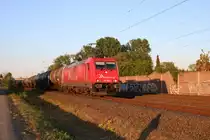 Rheincargo Bombardier Traxx 185 584-0 mit Kesselwagen in Rodenbach in der Abendsonne am 26.04.20