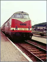 Die DR 118 799-6 wartet mit einem Nahverkehrszug in Bad Doberan auf die Weiterfahrt. 

Ein Analogbild 26. Sept. 1990