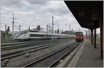 Während rechts im Bild ein SNCF Locotracteur in Strasbourg auf eine freie Rangierfahrstrasse wartet, fährt links im Bild der SNCF Infra IRIS 320 in Richtung Norden.

28. Mai 2019