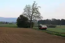 In der Nähe der Haltestelle Neudorf im Stainzertal fährt der X626.205 mit einem voll beladenen Schotterwagen in Richtung Kraubath.
An diesem sehr düsteren Morgen des 27.4.2020 ist denoch im Hintergrund das Schloss Stainz zu erkennen.