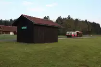 Mit wenig Mühe rollt der X626.205 der Stainzer Lokalbahn am Morgen des 27.4.2020 durch die Haltestelle Neudorf im Stainzertal und wird gleich sein Ziel Kraubath erreicht haben.