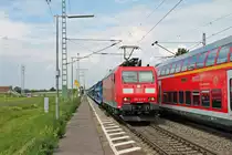 Durchfahrt am Nachmittag des 25.05.2019 von 185 122-9 mit einem Autoganzzug (Mannheim Rbf - Basel Bad Rbf) durch den Haltepunkt von Auggen im Markgräflerland in Richtung Zielbahnhof, welcher nur noch wenige Kilometer entfernt war.