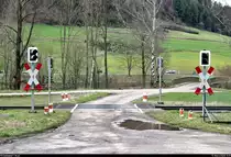 Auch auf einer Hauptbahn wie der Bahnstrecke Waiblingen–Schwäbisch Hall-Hessental (Murrbahn | KBS 785) gibt es (noch) unbeschrankte Bahnübergänge.
So gesehen bei einer kleinen Wanderung zwischen Sulzbach an der Murr und Schleißweiler.
[11.3.2020 | 11:19 Uhr]