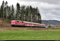 Noch im letzten Moment, bevor ich die Fotostelle verlassen musste, fährt 111 174-9 von DB Regio Baden-Württemberg als verspäteter RE 81781 (RE90) von Stuttgart Hbf nach Nürnberg Hbf, ersatzweise für die noch nicht einsatzbereiten Stadler FLIRT 3 XL der Go-Ahead Baden-Württemberg GmbH (GABW), in Sulzbach an der Murr auf der Bahnstrecke Waiblingen–Schwäbisch Hall-Hessental (Murrbahn | KBS 785).
Eingesetzt wird die Garnitur von der TRI Train Rental GmbH.
Viele Grüße zurück an den Tf!
[11.3.2020 | 11:41 Uhr]