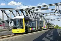 BVG Linie M13 mit dem Flexity (F8Z) Wagen '9025', hier auf der Bösebrücke./Bornholmer Str. Berlin im April 2020.