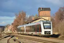 1648 453 und 1648 418 fahren in den Bahnhof Frose ein. In Hintergrund ist der alte Lokschuppen zu erkennen. Links im Bild führte einst der Balkan nach Quedlinburg. Der Verkehr wurde dort 13. Dezember 2003 eingestellt. 

Frose 10.01.2020