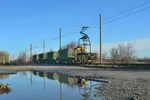Im Sommer sah sie noch fast neu aus, kaum ein halbes Jahr später sieht man sie ihrer Arbeit an. Schon recht schmutzig rollt Lok 5 mit einem beladenen Sodazug in Richtung Sodawerk.

Staßfurt 11.01.2020