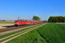 111 065 mit einem RE am 21.04.2020 bei Langenisarhofen.