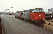 Die MZ 1448 der DSB im April 1984 im dänischen Fährbahnhof Roedby, dahinter eine ME. Die MZ gehören zum Typ JT 26 C, den NoHAB gemeinsam mit General Motors/USA als Hochleistungslokomotive für den europäischen Markt entwickelte.