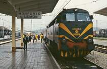 Mit einem Schnellzug aus La Coruna ist die 333-091-7 der RENFE am 03.05.1984 in Monforte de Lemos angekommen. Hier erfolgt der Lokwechsel auf die elektrische Traktion. Die 93 Lokomotiven dieses Typs basieren auf der dänischen MZ.