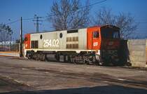 Die im Februar 1996 im Depot der Ferrocarril de Catalunya in Barcelona angetroffene 254.02 des General Motors-Typs JT18LC-2D wurde 1990 von Meinfesa/Madrid gebaut