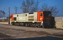 Die im Februar 1996 im Depot der Ferrocarril de Catalunya in Barcelona angetroffene 254.02 des General Motors-Typs JT18LC-2D wurde 1990 von Meinfesa/Madrid gebaut