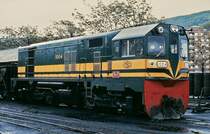 Die 1981 von Macosa an die F.C. Ponferrada-Villablino gelieferten Lokomotiven 1001-1004 sind eine meterspurige Ausführung des General Motors-Exportmodells G18U. Zum Zeitpunkt der Aufnahme am 04.05.1984 hatten sie die Dampflokomotiven im Streckendienst leider schon komplett abgelöst, diesen verblieben nur der Rangierdienst und Übergaben. Die Aufnahme der 1004 entstand in Ponferrada.