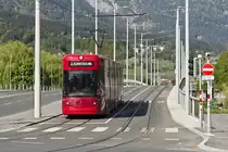 Innsbruck: Tw. 330 als Linie 2 auf der Grenobler Brücke. Aufgenommen 26.4.2020.