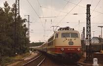 Anfang der 1980er Jahre fährt 103 172-3 mit einem IC in den Düsseldorfer Hauptbahnhof ein