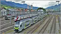 Ein sechsteiliger RABe515 Mutz038 der BLS auf Testfahrt bleibt übers Wochenende in Chur abgestellt. Dahinter steht ein vierteiliger RABe502 FV-Dosto. (02.05.2020)