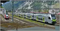 Ein sechsteiliger RABe515 Mutz038 der BLS auf Testfahrt bleibt übers Wochenende in Chur abgestellt. Daneben ein FV-Dosto RABe502 Twindexx als Reserve. (02.05.2020)
