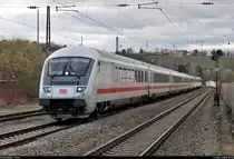 Bpmmbdzf 286.3 (73 80 80-91 308-5 D-DB) mit Schublok 101 ??? als IC 1299 (Linie 60) von Karlsruhe Hbf nach Salzburg Hbf (A), mit Umleitung über Kornwestheim und Esslingen(Neckar), durchfährt den Bahnhof Stuttgart-Münster auf der Bahnstrecke Stuttgart-Untertürkheim–Kornwestheim (Schusterbahn | KBS 790.11).
Aufgenommen am Ende des Bahnsteigs 1.
[11.3.2020 | 16:52 Uhr]