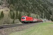Die 1116 053 unterstützt die 1144 072 bei der Fahrt mit dem G54541 von Hall in Tirol nach Villach Süd Gvbf am 20.4.2016 kurz vor Mallnitz-Obervellach.

