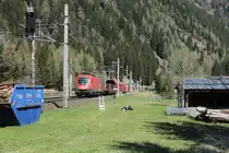 Nachschuss auf die 1116 171 die am 20.4.2016 die ASTB9612 von Mallnitz-Obervellach nach Böckstein schiebt hier bei der ehemaligen Haltestelle Tauerntunnel.
Auf den wackeligen Eisengittern ein Fotografen-/Arbeitskollege und natürlich dürfen zwei mit Verpflegung volle Rucksäcke nicht fehlen.