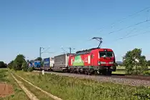 Am 13.06.2019 bespannte die 193 312  Das ist grün.  einen langen KLV nach Italien, als sie südlich von Buggingen über die Rheintalbahn durchs Markgräflerland gen Müllheim (Baden) fuhr.
