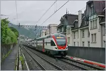 Gerade weil der kurze Strecken-Abschnitt von Clarens nach Montreux nicht zu den  Highlights  der Simplon-Strecke gehört, reizte es mich, hier ein paar Bilder zu machen; eins davon zeigt den SBB RABe 511 112 und den RABe 511 119 unterwegs von St-Maurice nach Genève kurz nach dem Halt in Montreux. 

5. Mai 2020