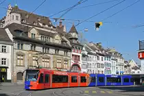 Be 6/8 Combino 306 FC Basel, auf der Linie 8, bedient die Haltestelle am Barfüsserplatz. Die Aufnahme stammt vom 09.04.2020.