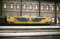 Die 250 006 ist mit dem Expreso 993/992 aus Barcelona in Sevilla Plaza Armas eingetroffen. Barcelona Sants hat er um 18.45 verlassen, Sevilla hat er 16 Stunden später um 10.47 erreicht. Reisezüge zwischen Barcelona und Andalusien waren über Jahre ein Domäne der 250, ab 1986 konnte deren Höchstgeschwindigkeit von 160 km/h ausgenutzt werden. Sonst war man nicht so zufrieden mit der Lok: In  Via libre  aus dem Jahr 2005 heißt es, sie hätte das Pflichtenheft nicht erfüllt..... Im Jahr 2020 dauert die Fahrt von Barcelona nach Sevilla mit dem  AVE  gerade 5,5 Stunden.
Oktober 1982. Canon AE1, Canoscan, GIMP
