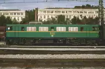 Die 269 086 verbringt den ganzen Tag vor dem  Rias Bajas Expreso  nach Vigo und Pontevedra. So sorgt sie für Eisenbahn-Stimmung auf dem Bahnhof Madrid Principe Pio, wo bis zur Abfahrt der Nachtzüge nach Galicia nicht viel los ist. Es ist ein Nachmittag anfangs Oktober 1983, ich reise mit einer Interrail-Fahrkarte durch Spanien.
Canon AE1, Canoscan, GIMP.