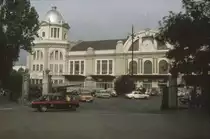 Der Bahnhof Madrid Principe Pio hat zwei Fassaden: Die obere Fassade, hier im Bild, liegt etwa gegenüber dem Palacio Real und wurde in den 20er Jahren des 20. Jahrhunderts gebaut. Hinter der Fassade befanden sich die Fahrkartenschalter. Zu den Zügen gelangte man über Treppen nach unten. Durch den Bau von Madrid Chamartin hat die Estacion del Norte viel von ihrer Bedeutung verloren, nur die Züge nach Galicia fuhren in den 80er Jahren dort ab.
Oktober 1983. Canon AE1, Canoscan, GIMP