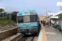 MONCARAPACHO e FUSETA (Distrikt Faro), 06.02.2020, Zug Nr. 0452 als Regionalzug nach Vila Real de Santo António im Bahnhof Fuseta-A; durch die Schräglage ist das Einsteigen nicht ganz einfach