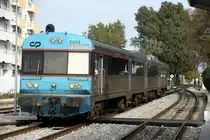 OLHÃO (Distrikt Faro), 06.02.2020, Zug Nr. 0464 als Regionalzug nach Vila Real de Santo António bei der Ausfahrt aus dem Bahnhof Olhão