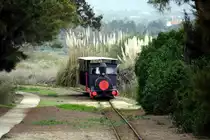 SANTA LUZIA de Tavira (Distrikt Faro/Concelho Tavira), 07.02.2020, die auf der Ilha de Tavira verkehrende Inselbahn kurz vor Ankunft am  Strandbahnhof 