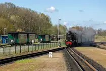 Der Rasende Roland der RüBB dampft mit der Lok 99 4632 an Reisezugwagen in Putbus vorbei, die derzeit noch abgestellt sind und hoffentlich bald wieder zum Einsatz kommen, denn mittlerweile werden die Züge wieder länger. - 02.05.2020
