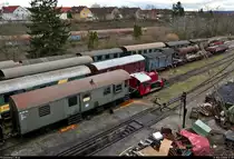 Blick auf zahlreich vorhandenes historisches Lok- und Wagenmaterial der Gesellschaft zur Erhaltung von Schienenfahrzeugen Stuttgart e.V. (GES), das im Bereich des Rangierbahnhofs (Rbf) Kornwestheim steht.
Hier alle Fahrzeuge ausfindig zu machen, übersteigt leider die Grenzen meiner Recherchearbeit. Daher soll es bei einem Überblick bleiben.
Aufgenommen von der Brücke Villeneuvestraße.
[11.3.2020 | 17:37 Uhr]