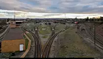 Blick auf die Richtungsharfe des Rangierbahnhofs (Rbf) Kornwestheim mit dem Spurplandrucktastenstellwerk  Krf , Standardbauart 60 von Siemens, Inbetriebnahme 1969, für den Ablaufberg.
Aufgenommen im Gegenlicht von der Brücke Villeneuvestraße.
[11.3.2020 | 17:47 Uhr]