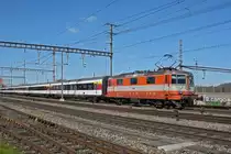 Re 4/4 II 11108 durchfährt den Bahnhof Muttenz. Die Aufnahme stammt vom 13.03.2020.