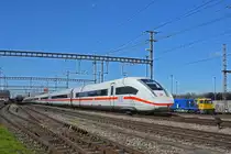 ICE 4 0812 045-4 durchfährt den Bahnhof Muttenz. Die Aufnahme stammt vom 13.03.2020.